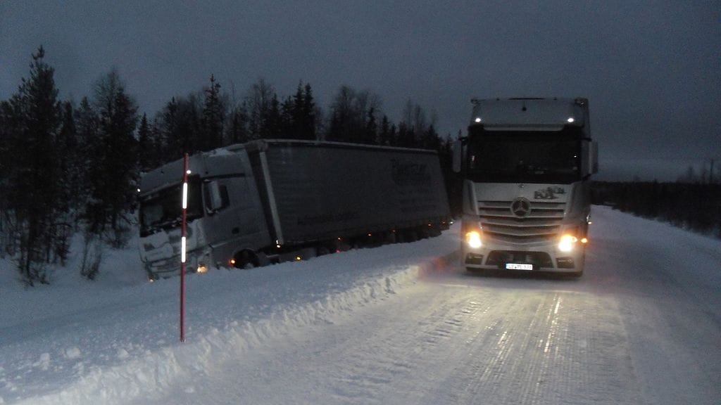 Rekka ojassa valtatie 21:llä maanantaina 27.11.