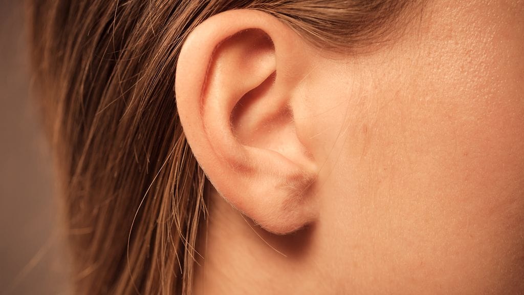 Mitään pieniä esineitä ei koskaan pitäisi työntää korvan sisään.