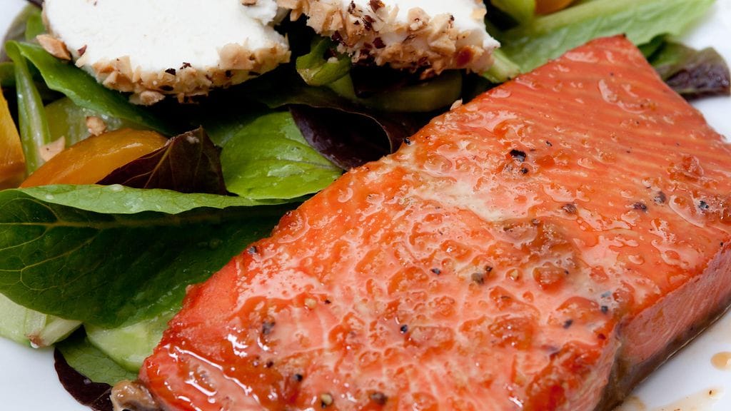 Glaseeraa lohi vaahterasiirapilla ja soijakastikkeella – nam!