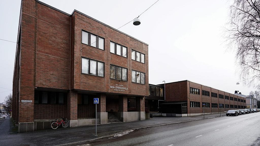 Vaasan ruotsinkielisen normaalikoulun peruskoulu, Vasa övningsskola, 28. marraskuuta 2017. Joukko Vaasan ruotsinkielisen normaalikoulun Vasa övningsskolan entisiä ja nykyisiä oppilaita vetoaa seksuaalista häirintää vastaan. Vetoomuksessa on yli 200 allekirjoitusta. Osa kertoo myös nimettömänä omakohtaisista kokemuksistaan, kuten siitä, että opettaja on kosketellut vyötärölle tai pepulle ja vihjaillut.