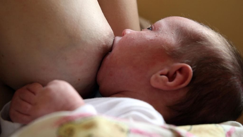 Normaalisti lapsi imee noin 8-12 kertaa vuorokaudessa, joista 1-2 imetystä olisi hyvä olla yöaikaan.