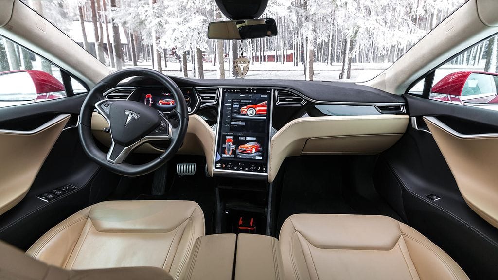 Tesla Model S:n ohjaamo.