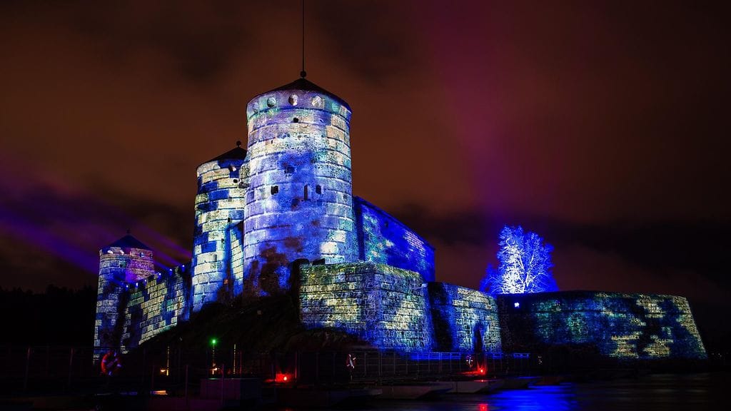 Kari Kolan Luminous Finland 100 -valoteos, valaistu Olavinlinna Savonlinnassa, 28. marraskuuta 2017 juhlistaa Suomen itsenäisyyden juhlavuotta. Valotaidekokonaisuus Luminous valaisee tunnettuja suomalaisia kohteita Suomi 100-juhlavuonna.