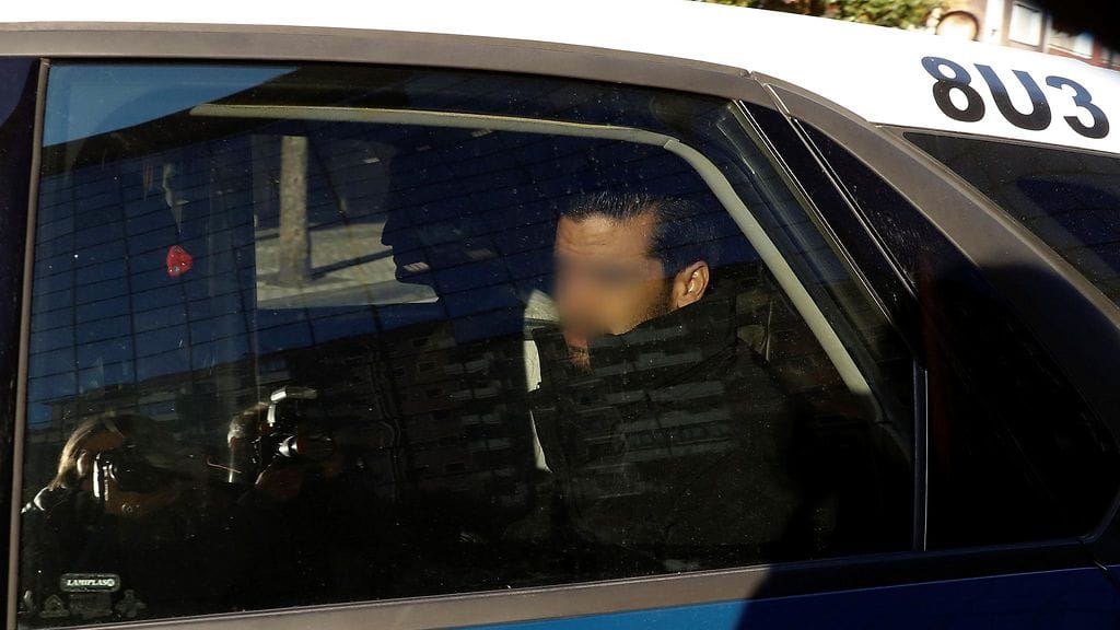 Yksi San Ferminin joukkoraiskauksesta syytetyistä istumassa poliisiauton takapenkillä.