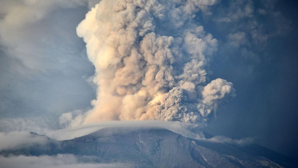 Agung-tulivuori purkautuu Balilla
