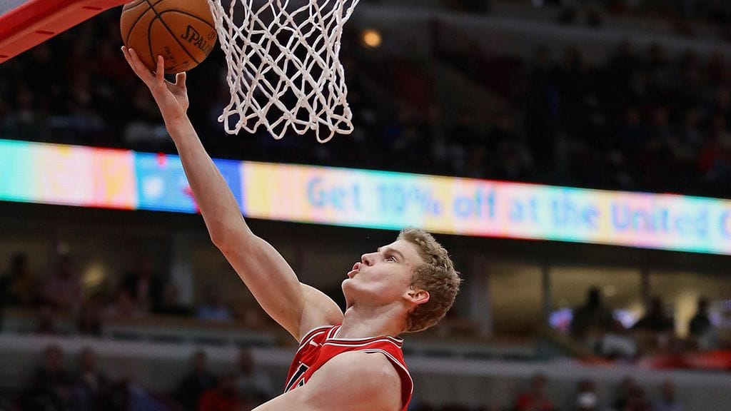 Lauri Markkanen korilla Phoenix Sunsia vastaan.