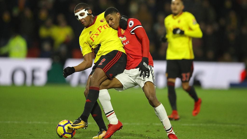 Watfordin Marvin Zeegelaar (vas.) ja Manchester Unitedin Marcus Rashford kaksinkamppailussa.