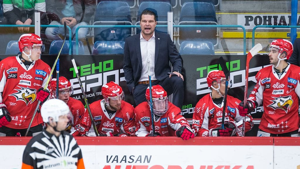 Sportin Ultras06-kannattajaryhmä vaati seuran päävalmentajan Tomek Valtosen eroa.