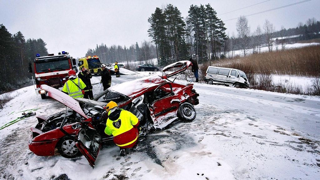 Kauhavalla 27. maaliskuuta 2008 sattuneessa nokkakolarissa kuoli kaksi ja loukkaantui vakavasti kolme ihmistä.
