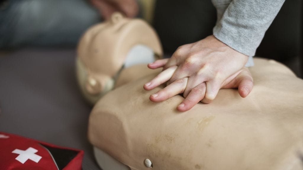 Painelu-puhalluselvytyksen tarkoituksena on keinotekoisesti ylläpitää elimistön verenkiertoa ja hapensaantia. Kuvituskuva.