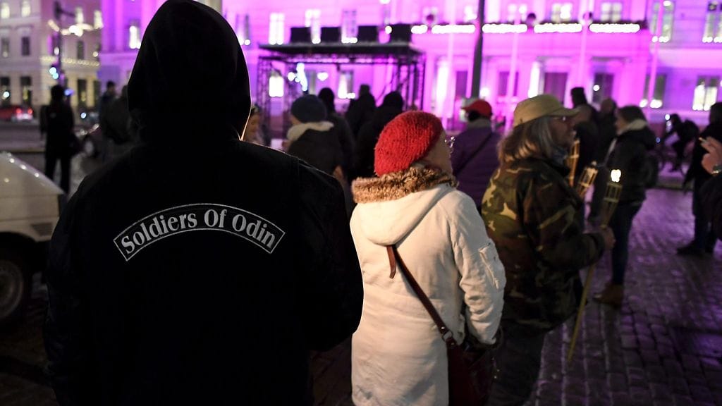 Mielenosoittajat vastustivat eilen Helsingin kaupunginvaltuuston esitystä tarjota paperittomille maksuton terveydenhuolto.