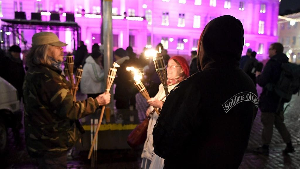 Mielenosoitus, joka vastusti Helsingin kaupunginvaltuuston esitystä tarjota paperittomille maksuton terveydenhuolto, järjestettiin 29. marraskuuta 2017. Helsingin kaupunginvaltuusto käsitteli keskiviikkona paperittomien aseman parantamisesta tehtyä aloitetta.