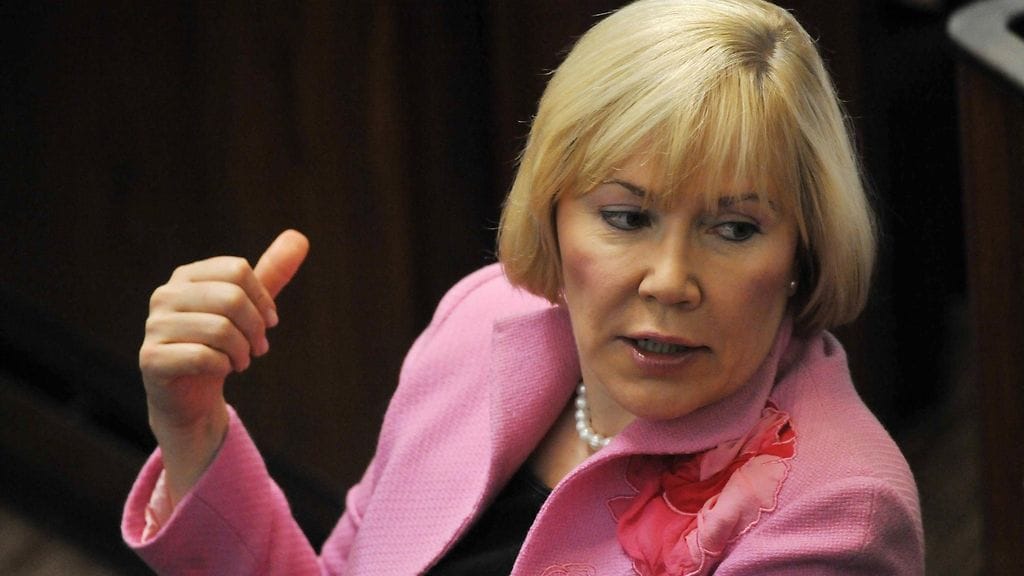 Ihmetystä on herättänyt muun muassa kokoomuksen entisen kansanedustajan Tuija Nurmen toiminta. Hän on nostanut vuodesta 2011 lähtien sopeutumiseläkettä, mutta työskentelee yleislääkärinä Terveystalossa.