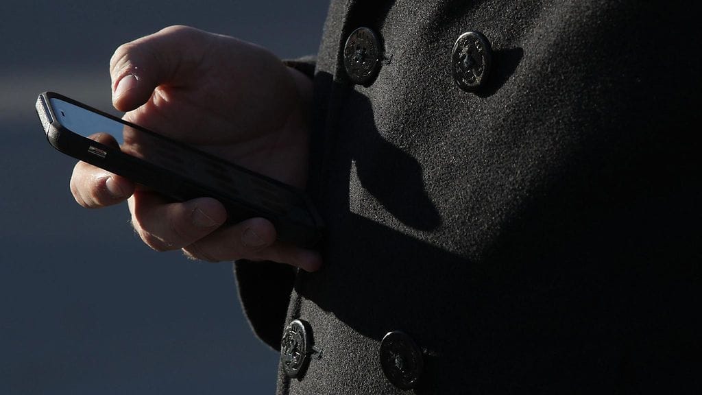 Kuvituskuva. Rikosylikomisario Jari Kinnunen sanoo, että valepoliisihuijausten taustalla on romanien koko maan kattava järjestäytynyt rikollisuus.