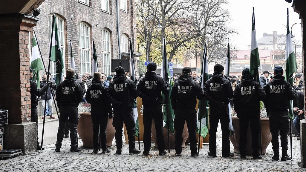 Pohjoismainen vastarintaliike osoitti mieltään Pirkanmaan käräjoikeuden vieressä 21.10.2017