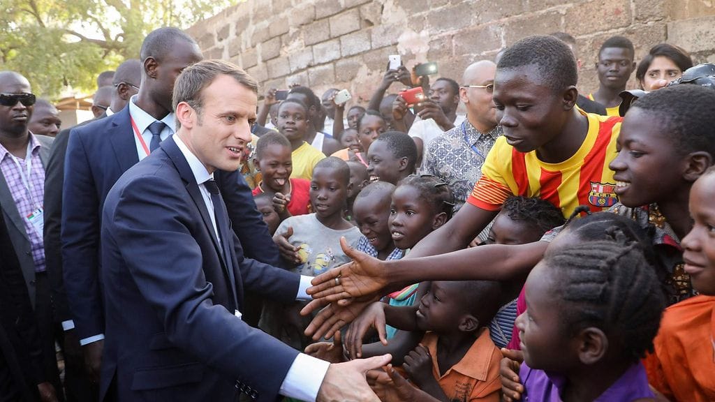 Emmanuel Macron tervehti koululaisia Afrikan kiertomatkallaan Burkina Fason pääkaupungissa Ouagadougoussa 28.11.2017