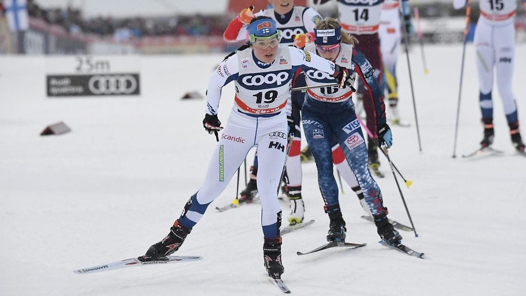 Krista Pärmäkoski vetää letkaa Rukan maailmancupissa.