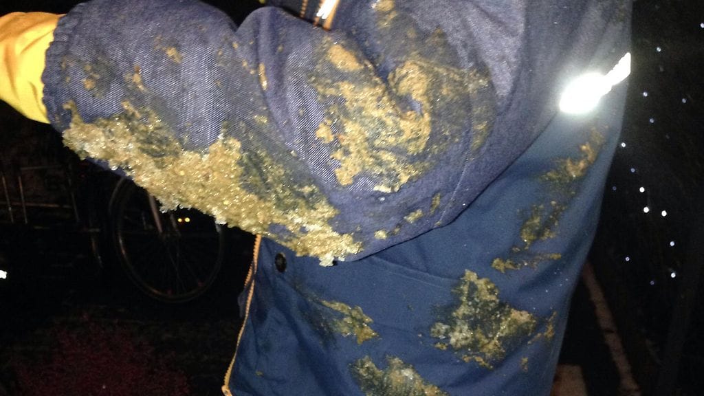 Näin ällöttävältä näyttivät pojan vaatteet "lumessa" tehdyn enkelin jälkeen.