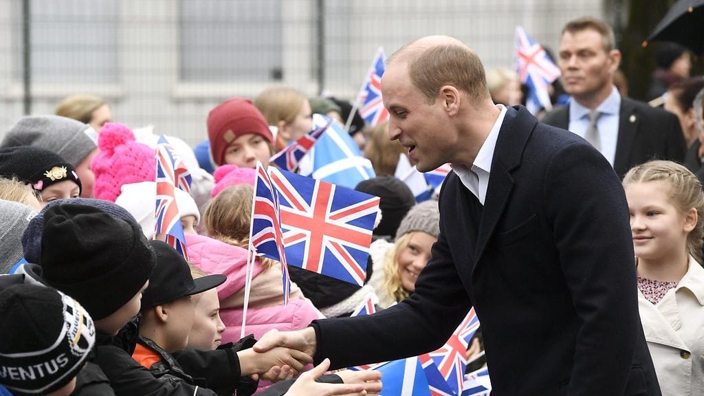 Prinssi William kätteli oppilaita Lauttasaaren alakoulun pihalla 30. marraskuuta 2017.