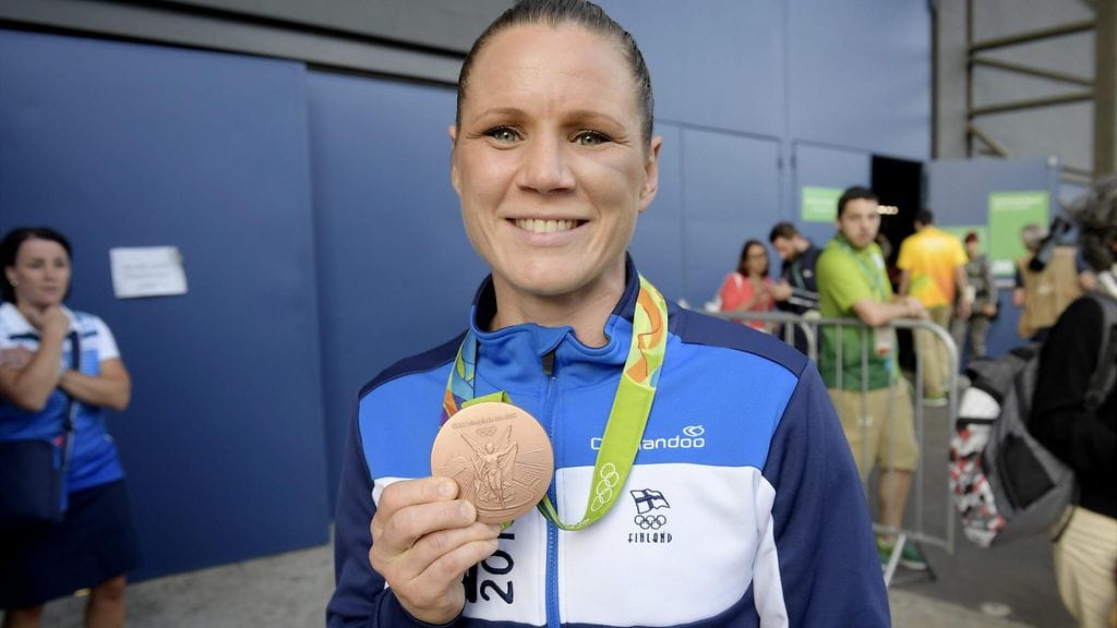 Mira Potkonen juhli Riossa olympiapronssia kesällä 2016.