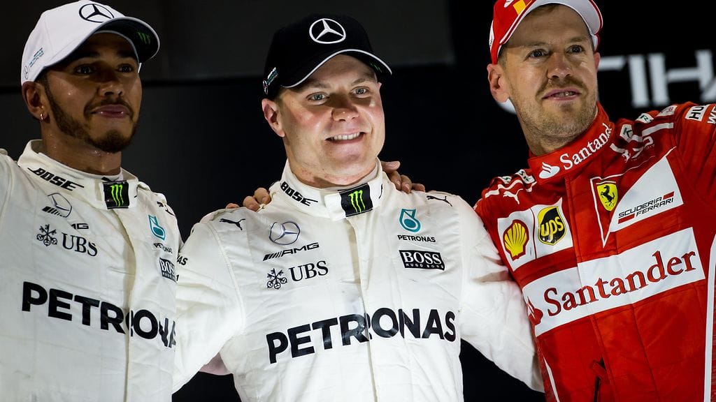 Lewis Hamilton, Valtteri Bottas ja Sebastian Vettel Abu Dhabin GP:n palkintokorokkeella.