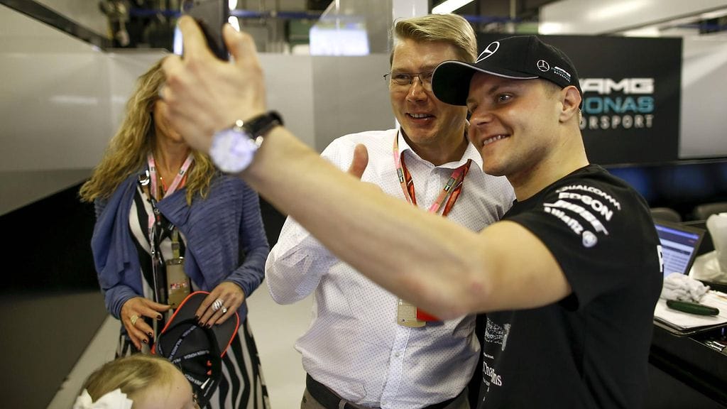 Mika Häkkinen juhli suojattinsa Valtteri Bottaksen voittoa kauden päätöskisassa Abu Dhabissa.