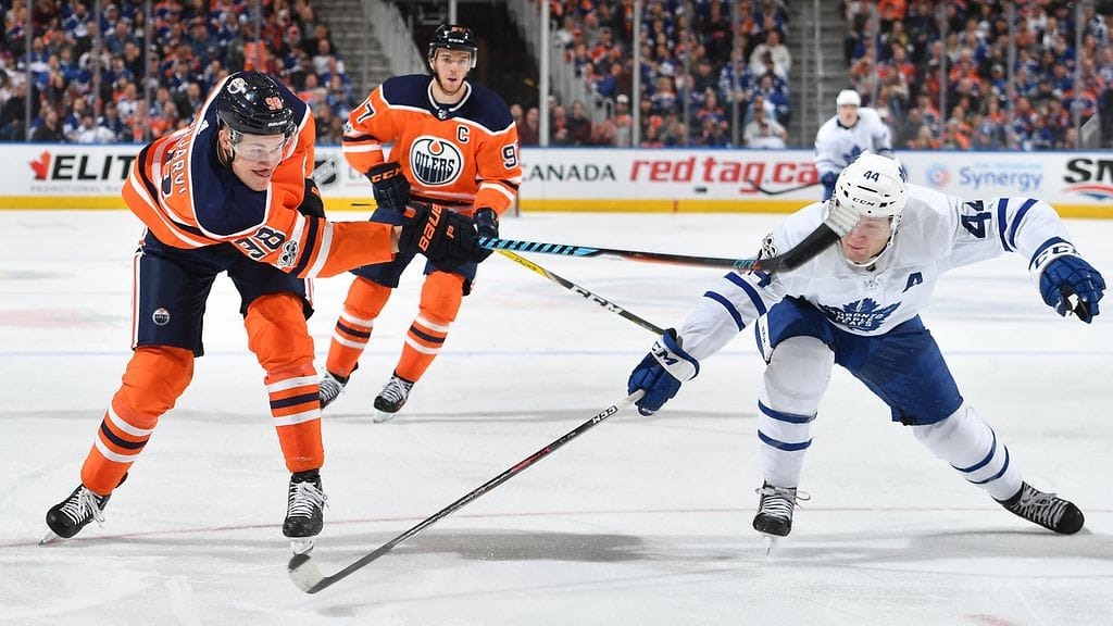 Jesse Puljujärvi iski kiekkoa kohti maalia.