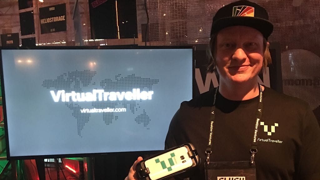 Jaajo Linnonmaa esittelee VirtualTravelleria Slushissa.