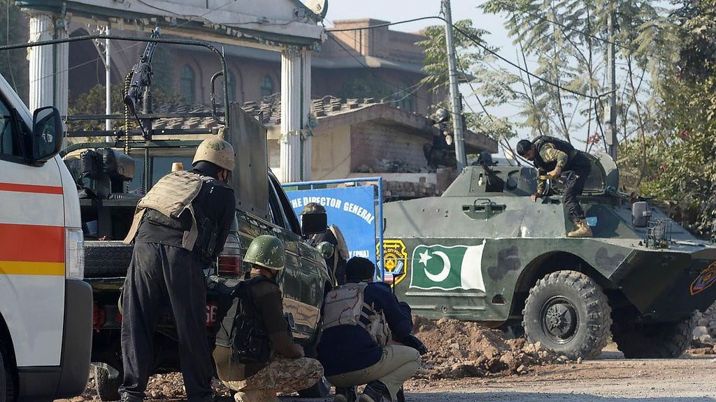 Asevoimat saarsivat Peshawarin maatalousoppilaitoksen pian ammuskelun jälkeen.