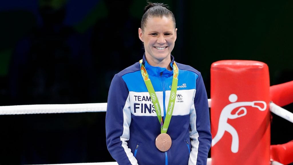 Mira Potkonen Rion olympialaisten pronssimitali kaulassaan.
