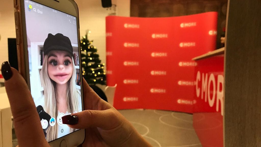 Käyttäjä voi muokata ottamiaan kuvia ja videoita muun muassa erilaisilla filttereillä. Kuvassa YouTube-tähti Ilona Ylikorpi ottamassa itsestään selfietä filtterin avulla.