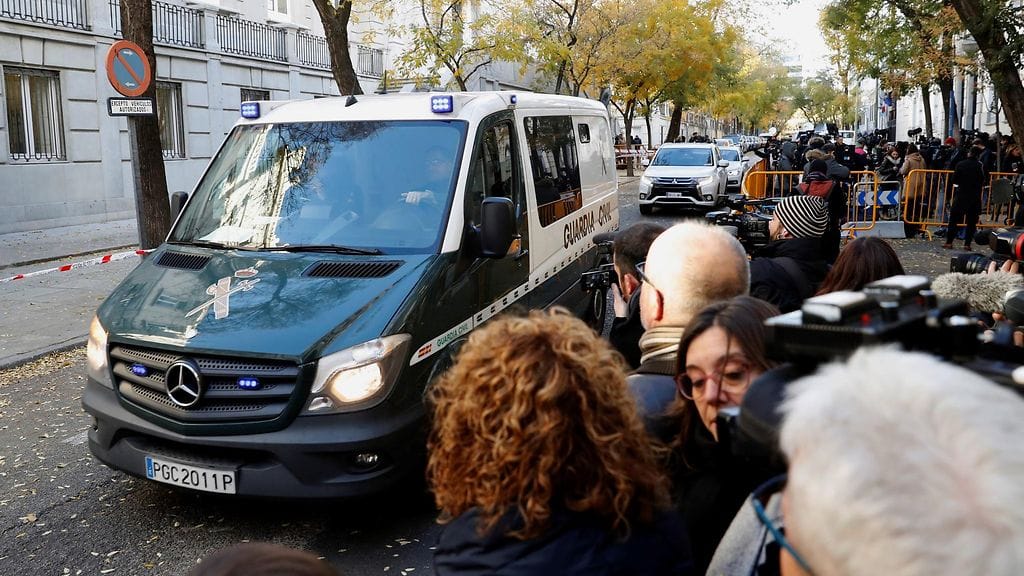 Espanjan korkeimman oikeuden eteen kerääntyi runsaasti väkeä.