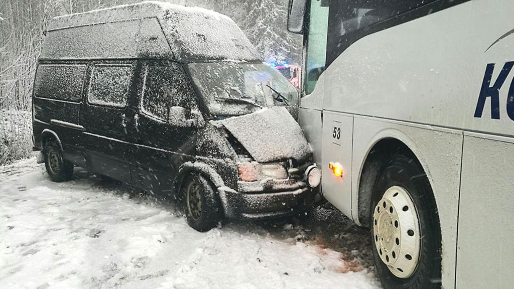 Linja-auto ja pakettiauto kolaroivat Nurmijärvellä yhden jälkeen iltapäivällä.
