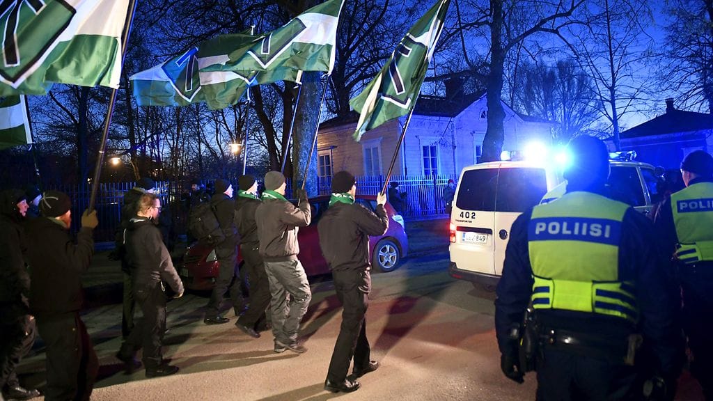 Pohjoismaisen vastarintaliikkeen jäsenet marssivat vuosi sitten itsenäisyyspäivänä.