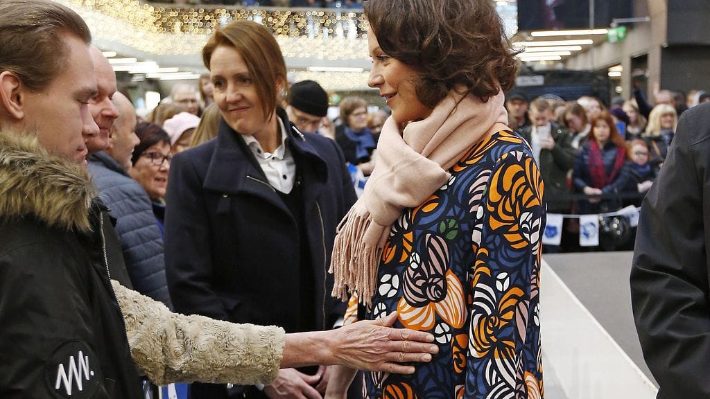 Rouva Jenni Haukion somasti kasvanut vauvavatsa ihastutti Oulussa.