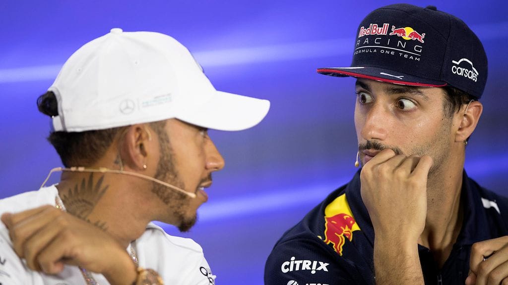 Daniel Ricciardo (oik.) ja Lewis Hamilton lehdistötilaisuudessa Abu Dhabissa marraskuussa.