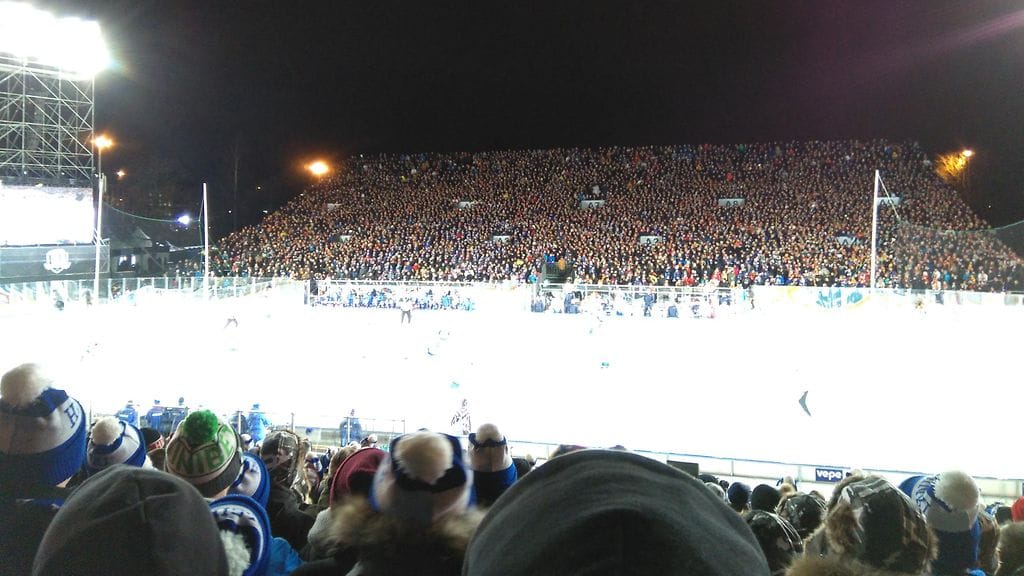 Jokerien ja SKA Pietarin välistä ulkoilmaottelua seuraa Helsingin Kaisaniemessä 17 645 katsojaa.