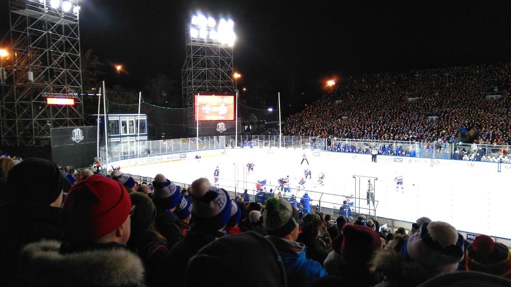 Jokerien ja SKA Pietarin välistä ulkoilmaottelua seuraa Helsingin Kaisaniemessä 17 645 katsojaa.