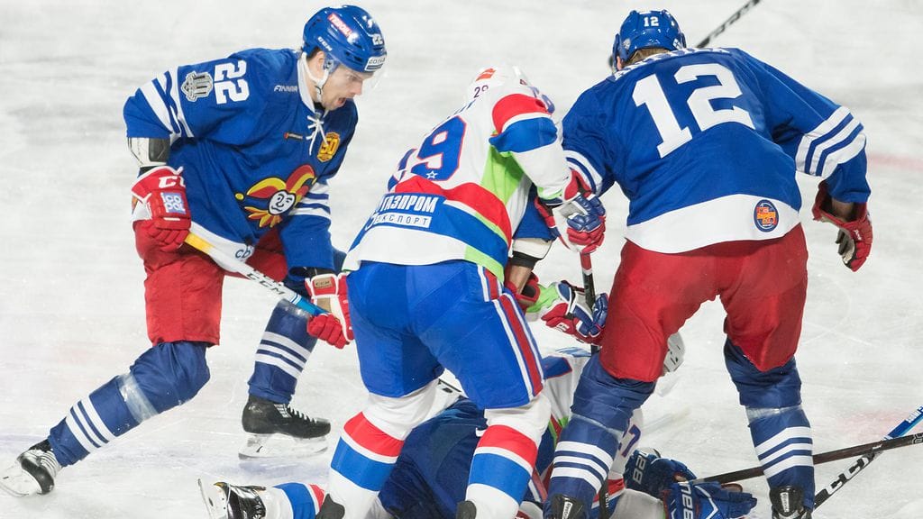 Jokerien Mika Niemi ja Marko Anttila sekä SKA:n Ilja Kablukov ja Vjatsheslav Voinov väännössä.