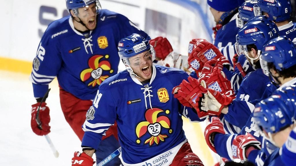 Jokerien 2–2-maalintekijä Tommi Huhtala (edessä) ja syöttäjä Marko Anttila tuulettivat onnistumista.