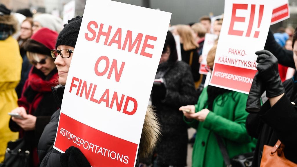 Kuvituskuva: Laittomat karkoitukset lopetettava -mielenosoitus Kansalaistorilla Helsingissä 4.4.2017.