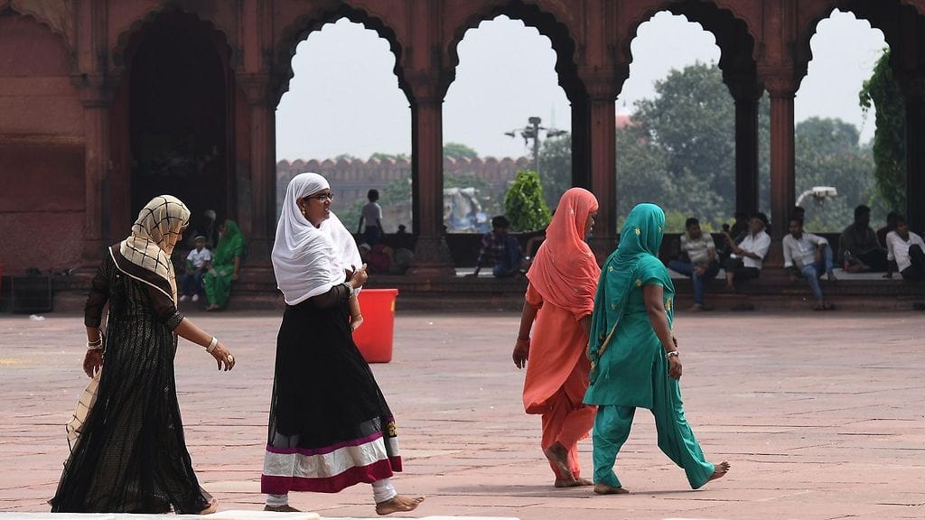 Kuvituskuva: Musliminaisia vierailemassa Jama Masjid -moskeijassa New Delhissä Intiassa elokuussa 2017.