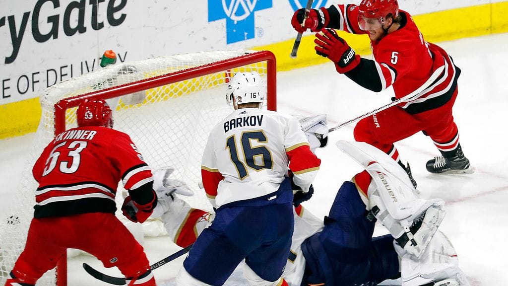 Aleksander Barkov ei pystynyt estämään Carolinan maalintekoa jatkoajalla.