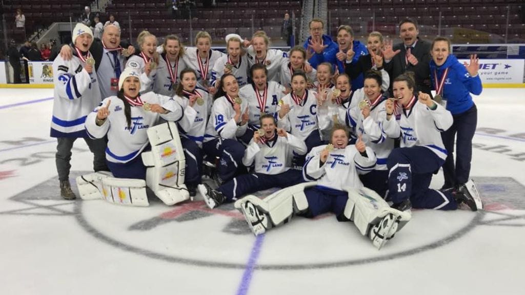 Suomen ringettenaiset juhlivat maailmanmestaruutta toista kertaa peräkkäin.