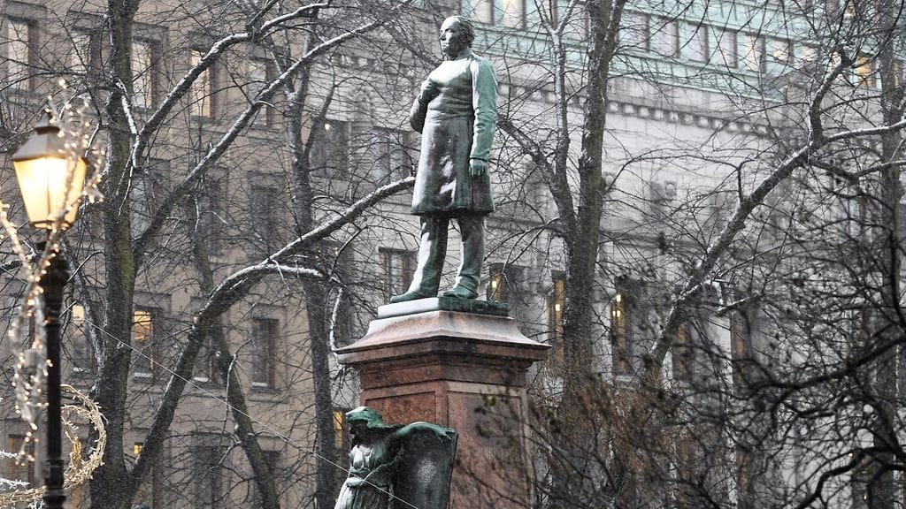 Runoilija Johan Ludvig Runebergin patsas seisoo räntäsateessa Esplanadin puistossa Helsingissä perjantaina 1. joulukuuta 2017.