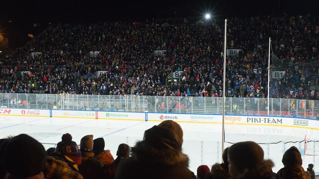 Yleisöä lauantain ulkoilmaottelussa.