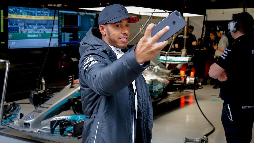 Lewis Hamilton päivittää sosiaalisen median kanaviaan aktiivisesti.