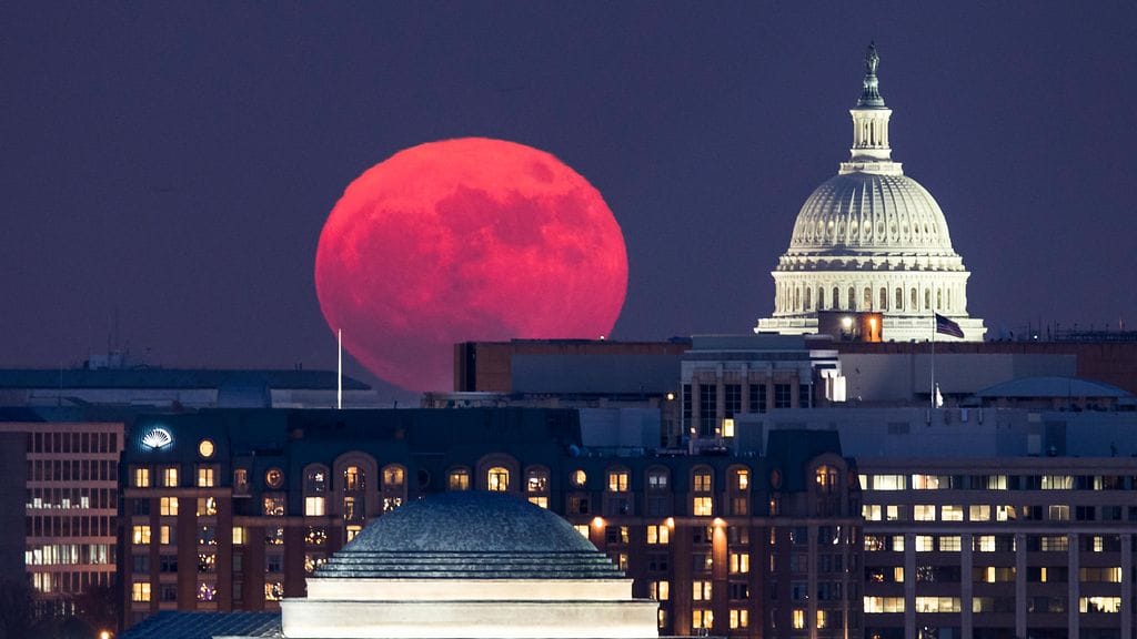 Superkuu Yhdysvaltain kongressirakennus Capitolin yllä.