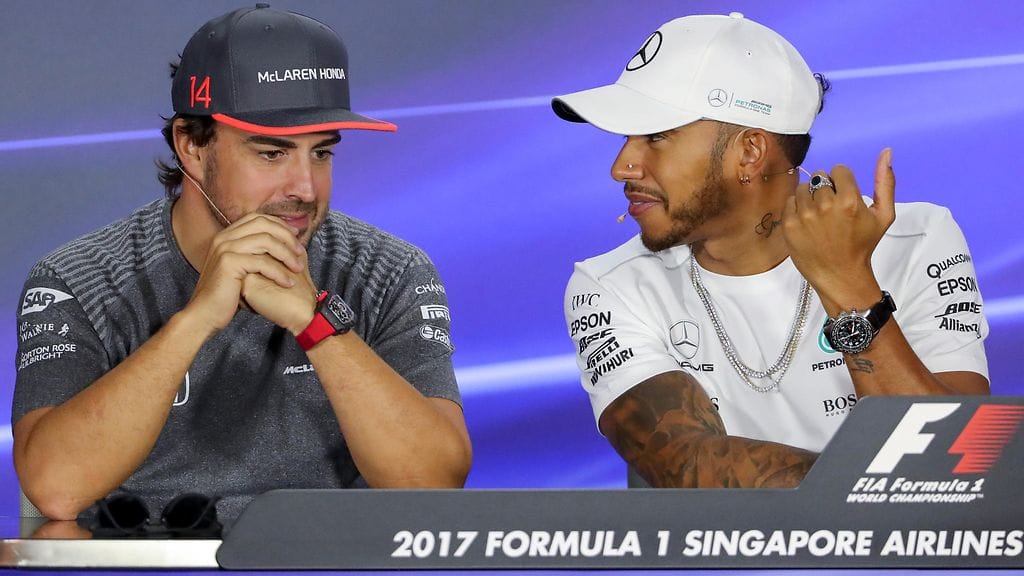 Fernando Alonso (vas.) ja Lewis Hamilton syyskuussa Singaporessa lehdistötilaisuudessa.