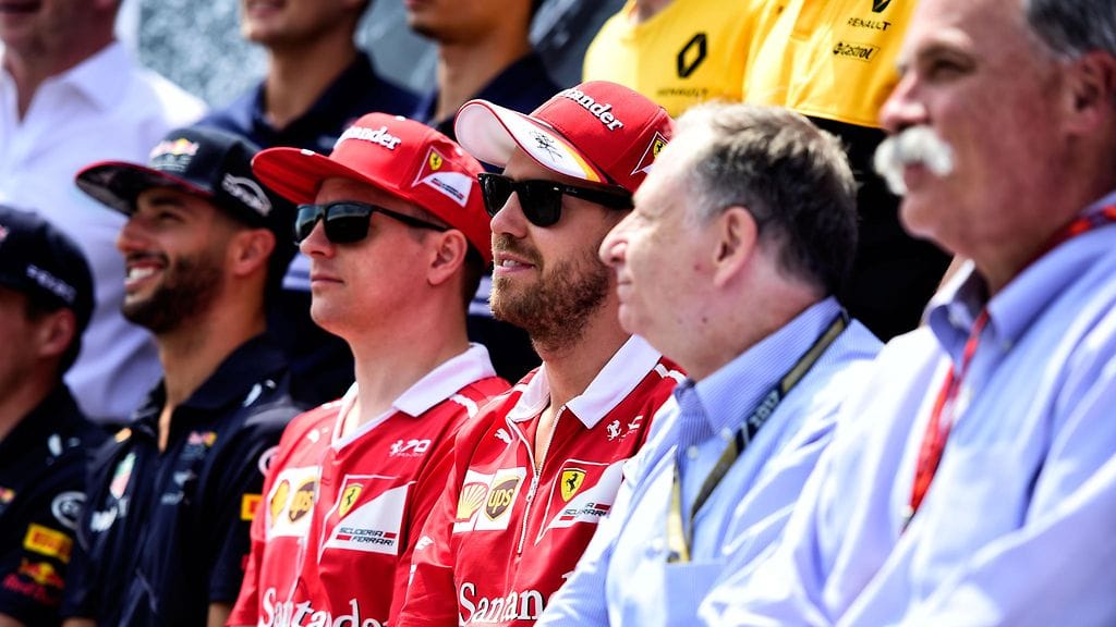 Jean Todt (toinen oikealta) ja Sebastian Vettel vierekkäin Kanadassa kesäkuussa 2017.